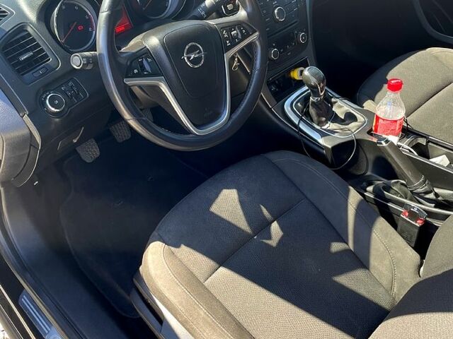 Черный Опель Инсигния, объемом двигателя 2 л и пробегом 280 тыс. км за 6500 $, фото 4 на Automoto.ua