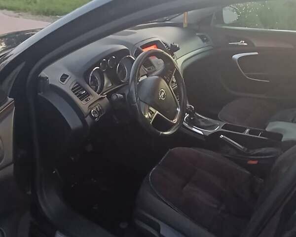 Чорний Опель Інсігнія, об'ємом двигуна 2 л та пробігом 242 тис. км за 6500 $, фото 1 на Automoto.ua