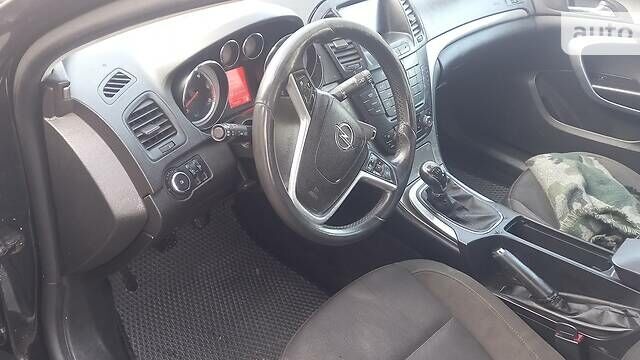 Черный Опель Инсигния, объемом двигателя 2 л и пробегом 400 тыс. км за 7500 $, фото 1 на Automoto.ua