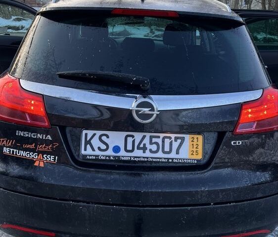 Чорний Опель Інсігнія, об'ємом двигуна 2 л та пробігом 273 тис. км за 3775 $, фото 2 на Automoto.ua