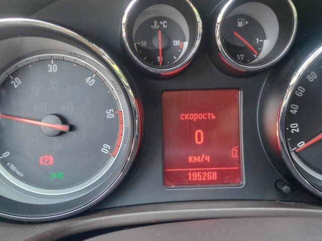 Чорний Опель Інсігнія, об'ємом двигуна 2 л та пробігом 200 тис. км за 8300 $, фото 5 на Automoto.ua