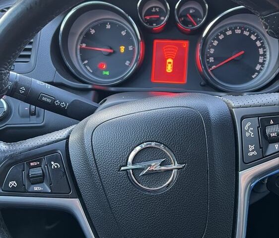 Чорний Опель Інсігнія, об'ємом двигуна 2 л та пробігом 273 тис. км за 3775 $, фото 3 на Automoto.ua