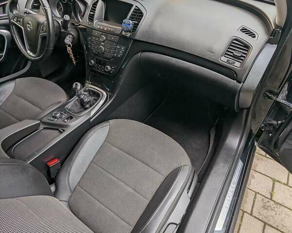 Черный Опель Инсигния, объемом двигателя 2 л и пробегом 230 тыс. км за 7800 $, фото 4 на Automoto.ua