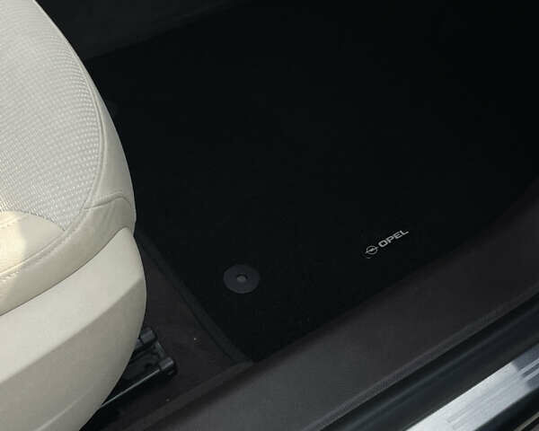 Чорний Опель Інсігнія, об'ємом двигуна 1.96 л та пробігом 256 тис. км за 8175 $, фото 18 на Automoto.ua