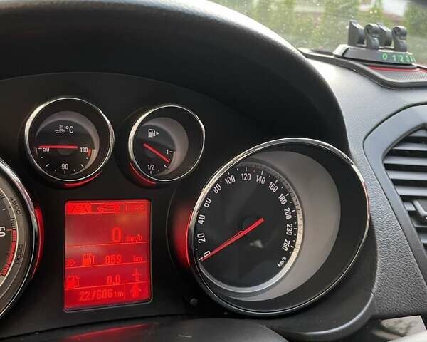 Черный Опель Инсигния, объемом двигателя 1.96 л и пробегом 235 тыс. км за 7900 $, фото 19 на Automoto.ua