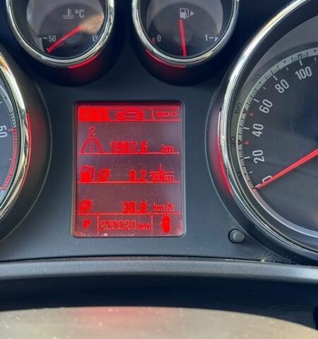 Чорний Опель Інсігнія, об'ємом двигуна 1.96 л та пробігом 260 тис. км за 8500 $, фото 15 на Automoto.ua