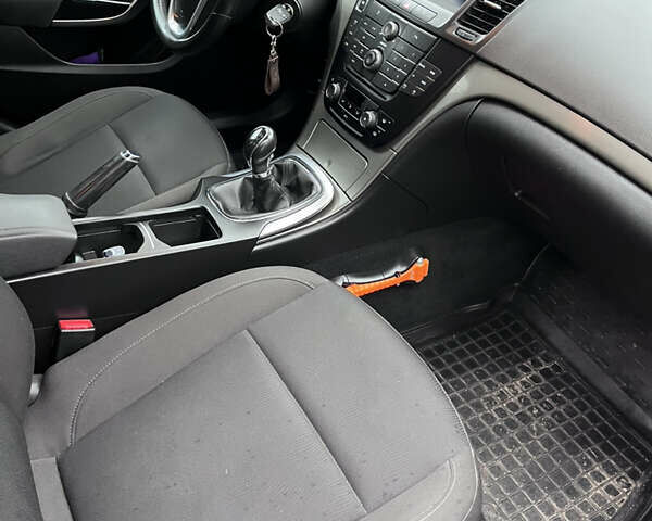 Черный Опель Инсигния, объемом двигателя 1.36 л и пробегом 200 тыс. км за 7200 $, фото 2 на Automoto.ua