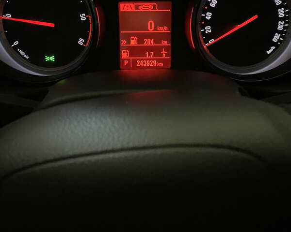 Черный Опель Инсигния, объемом двигателя 1.96 л и пробегом 244 тыс. км за 10300 $, фото 7 на Automoto.ua