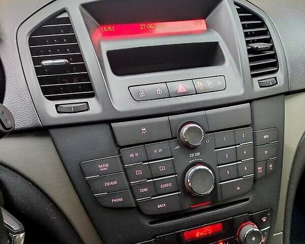 Чорний Опель Інсігнія, об'ємом двигуна 2 л та пробігом 250 тис. км за 7999 $, фото 4 на Automoto.ua