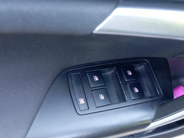 Чорний Опель Інсігнія, об'ємом двигуна 2 л та пробігом 236 тис. км за 8800 $, фото 7 на Automoto.ua