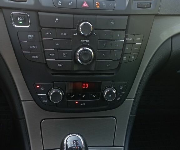 Чорний Опель Інсігнія, об'ємом двигуна 2 л та пробігом 236 тис. км за 8800 $, фото 5 на Automoto.ua