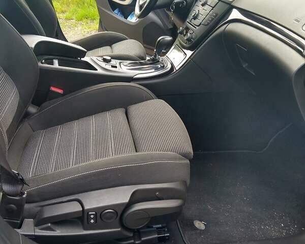 Чорний Опель Інсігнія, об'ємом двигуна 2 л та пробігом 194 тис. км за 12100 $, фото 6 на Automoto.ua