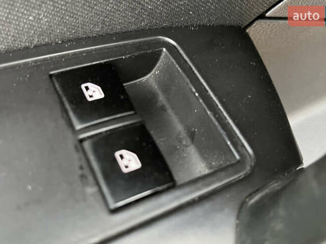 Чорний Опель Інсігнія, об'ємом двигуна 1.96 л та пробігом 244 тис. км за 8100 $, фото 17 на Automoto.ua