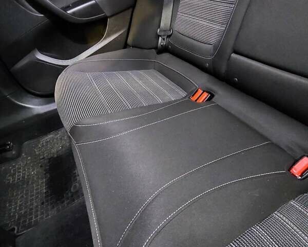 Чорний Опель Інсігнія, об'ємом двигуна 2 л та пробігом 272 тис. км за 9800 $, фото 3 на Automoto.ua