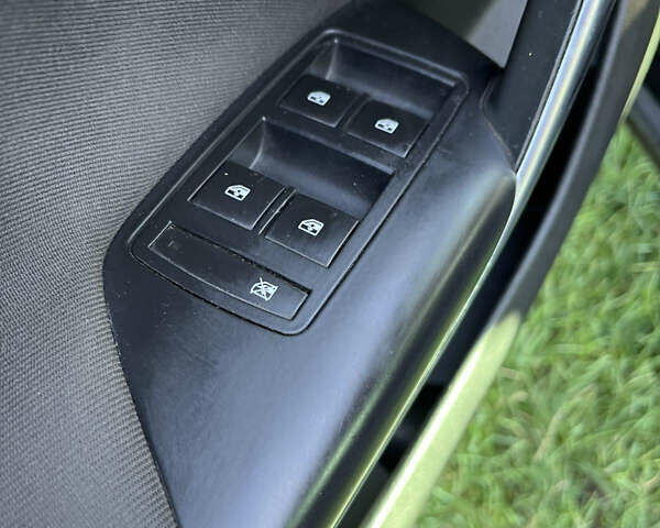 Чорний Опель Інсігнія, об'ємом двигуна 1.6 л та пробігом 208 тис. км за 8999 $, фото 14 на Automoto.ua