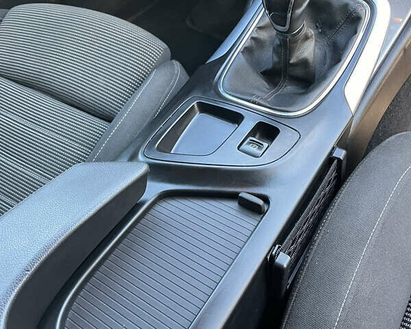 Чорний Опель Інсігнія, об'ємом двигуна 1.6 л та пробігом 208 тис. км за 8999 $, фото 10 на Automoto.ua