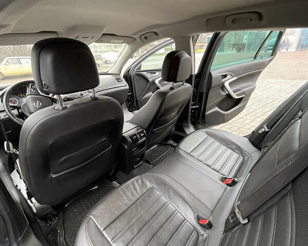 Чорний Опель Інсігнія, об'ємом двигуна 2 л та пробігом 236 тис. км за 8000 $, фото 2 на Automoto.ua