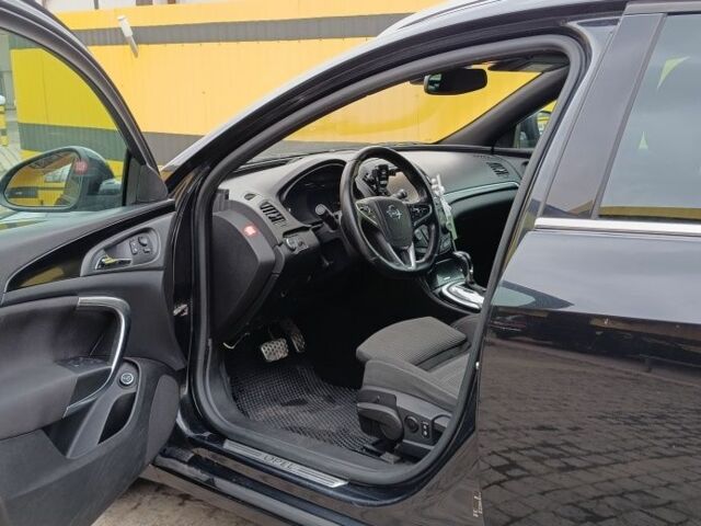 Чорний Опель Інсігнія, об'ємом двигуна 2 л та пробігом 250 тис. км за 10500 $, фото 3 на Automoto.ua