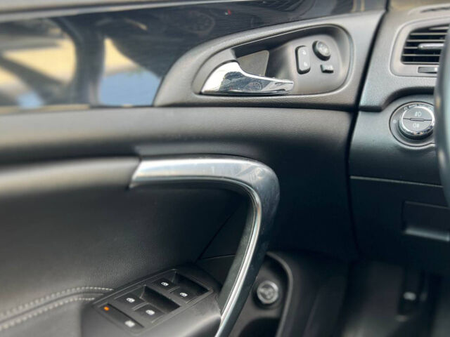 Чорний Опель Інсігнія, об'ємом двигуна 2 л та пробігом 220 тис. км за 12300 $, фото 5 на Automoto.ua