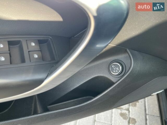 Черный Опель Инсигния, объемом двигателя 1.6 л и пробегом 250 тыс. км за 9000 $, фото 24 на Automoto.ua