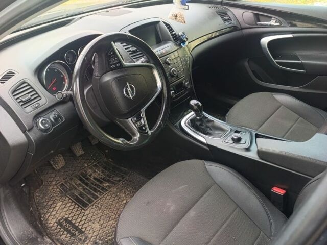 Красный Опель Инсигния, объемом двигателя 2 л и пробегом 312 тыс. км за 3700 $, фото 1 на Automoto.ua