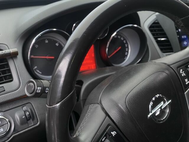 Красный Опель Инсигния, объемом двигателя 2 л и пробегом 204 тыс. км за 8000 $, фото 9 на Automoto.ua