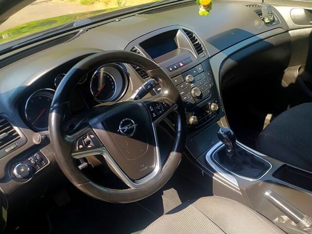 Опель Инсигния, объемом двигателя 2 л и пробегом 208 тыс. км за 8888 $, фото 2 на Automoto.ua