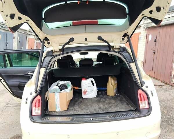 Желтый Опель Инсигния, объемом двигателя 1.96 л и пробегом 252 тыс. км за 8100 $, фото 5 на Automoto.ua