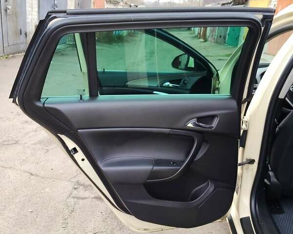 Желтый Опель Инсигния, объемом двигателя 1.96 л и пробегом 252 тыс. км за 8100 $, фото 13 на Automoto.ua