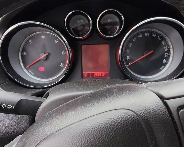 Желтый Опель Инсигния, объемом двигателя 1.96 л и пробегом 252 тыс. км за 8100 $, фото 3 на Automoto.ua