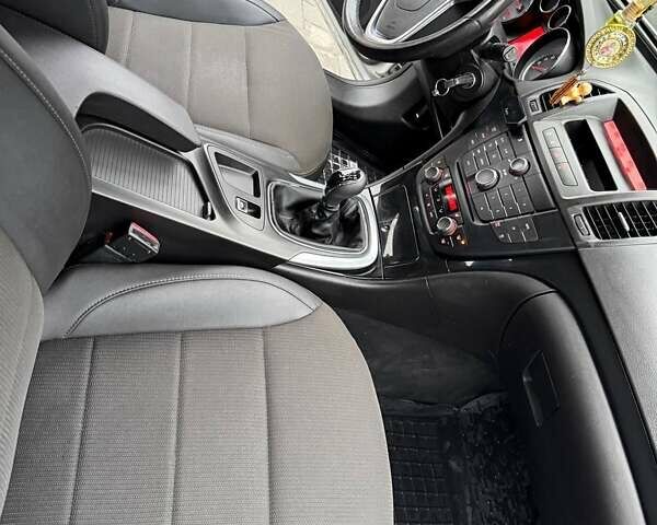 Серый Опель Инсигния, объемом двигателя 1.96 л и пробегом 277 тыс. км за 6500 $, фото 20 на Automoto.ua