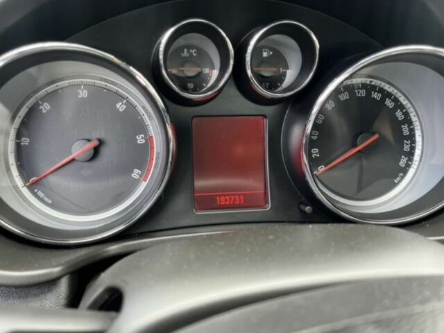 Сірий Опель Інсігнія, об'ємом двигуна 2 л та пробігом 200 тис. км за 6100 $, фото 4 на Automoto.ua