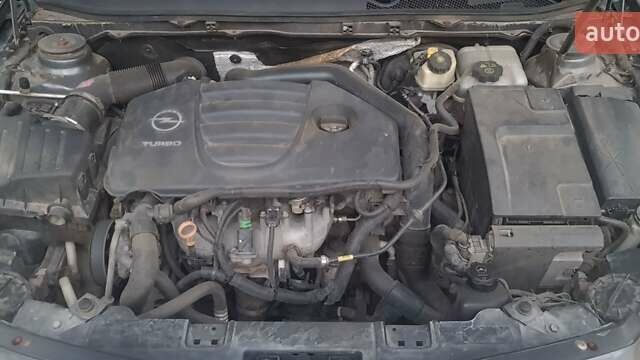 Серый Опель Инсигния, объемом двигателя 2 л и пробегом 221 тыс. км за 7700 $, фото 3 на Automoto.ua