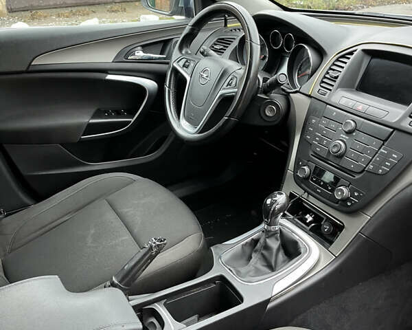 Серый Опель Инсигния, объемом двигателя 2 л и пробегом 260 тыс. км за 5500 $, фото 6 на Automoto.ua