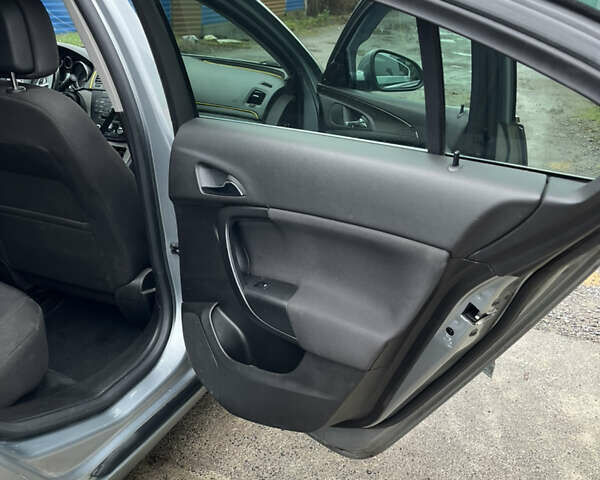 Серый Опель Инсигния, объемом двигателя 2 л и пробегом 260 тыс. км за 5500 $, фото 8 на Automoto.ua