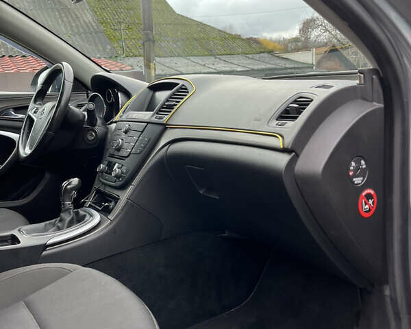 Серый Опель Инсигния, объемом двигателя 2 л и пробегом 260 тыс. км за 5500 $, фото 14 на Automoto.ua