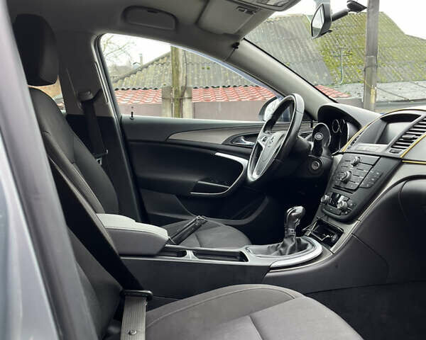 Серый Опель Инсигния, объемом двигателя 2 л и пробегом 260 тыс. км за 5500 $, фото 13 на Automoto.ua