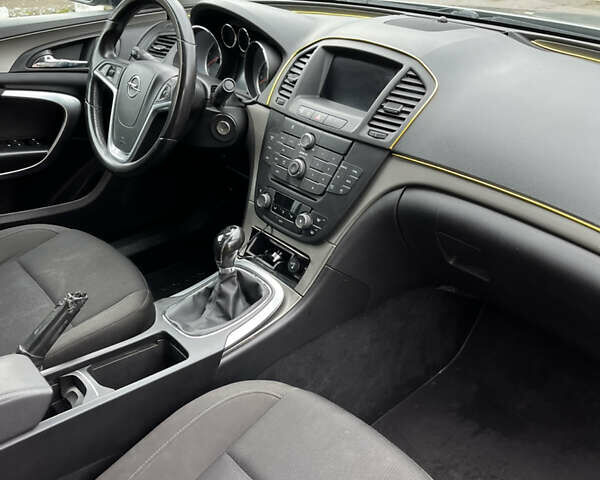 Серый Опель Инсигния, объемом двигателя 2 л и пробегом 260 тыс. км за 5500 $, фото 12 на Automoto.ua