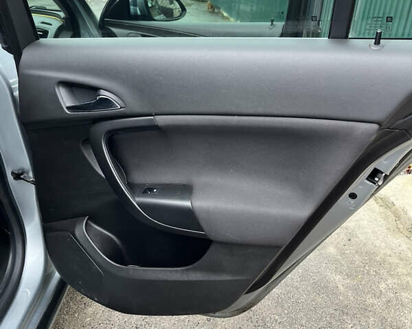 Серый Опель Инсигния, объемом двигателя 2 л и пробегом 260 тыс. км за 5500 $, фото 15 на Automoto.ua