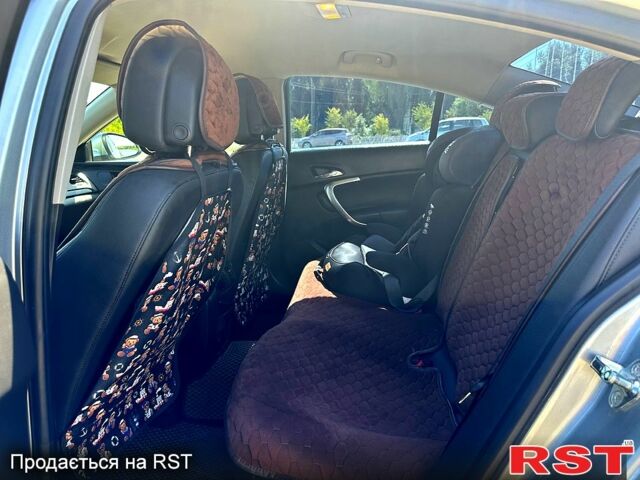 Серый Опель Инсигния, объемом двигателя 2 л и пробегом 258 тыс. км за 8400 $, фото 1 на Automoto.ua