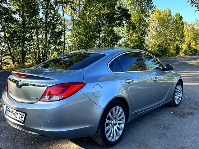 Серый Опель Инсигния, объемом двигателя 2 л и пробегом 258 тыс. км за 8400 $, фото 3 на Automoto.ua