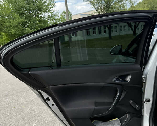 Серый Опель Инсигния, объемом двигателя 2 л и пробегом 241 тыс. км за 8300 $, фото 25 на Automoto.ua