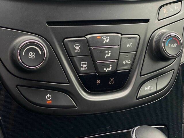 Серый Опель Инсигния, объемом двигателя 2 л и пробегом 225 тыс. км за 10500 $, фото 18 на Automoto.ua