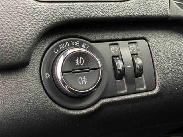 Серый Опель Инсигния, объемом двигателя 2 л и пробегом 225 тыс. км за 10500 $, фото 12 на Automoto.ua