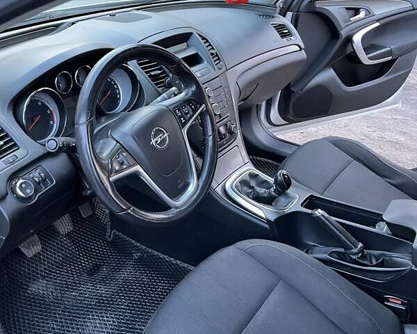 Серый Опель Инсигния, объемом двигателя 1.96 л и пробегом 240 тыс. км за 6900 $, фото 6 на Automoto.ua