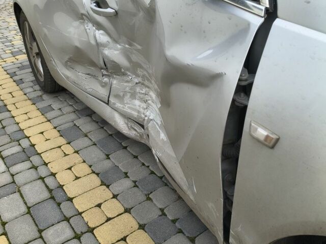 Серый Опель Инсигния, объемом двигателя 1.6 л и пробегом 185 тыс. км за 4500 $, фото 4 на Automoto.ua