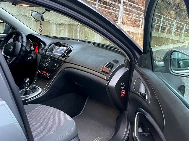 Серый Опель Инсигния, объемом двигателя 2 л и пробегом 292 тыс. км за 6300 $, фото 4 на Automoto.ua