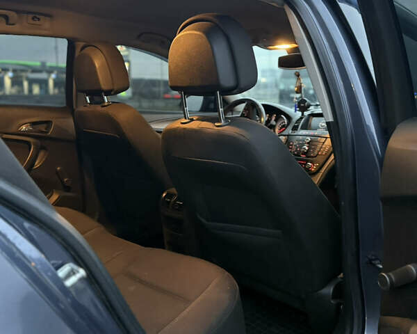 Серый Опель Инсигния, объемом двигателя 2 л и пробегом 316 тыс. км за 7800 $, фото 12 на Automoto.ua