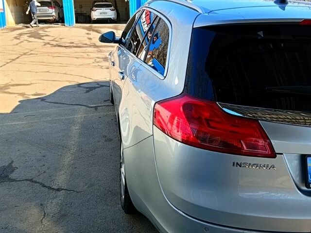 Серый Опель Инсигния, объемом двигателя 2 л и пробегом 180 тыс. км за 7300 $, фото 6 на Automoto.ua