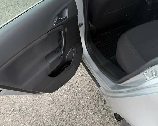 Серый Опель Инсигния, объемом двигателя 2 л и пробегом 260 тыс. км за 6700 $, фото 9 на Automoto.ua